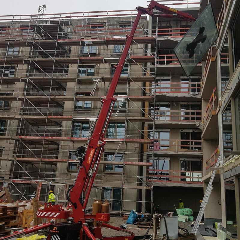 Hoeflon Mini-Kran - Kompakt, stark, elektrisch. Für präzise Arbeiten in Innen- und Außenbereichen